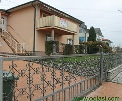 Useljiva kuća smještena na gradskoj lokaciji Cazin