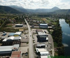 Poslovna hala u Bihaću uz Glavnu cestu i uz obalu Une