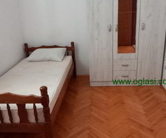 Budva - Izdaje se trosoban stan sa velikim balkonom