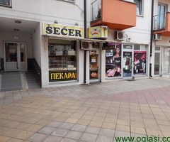 Izdajem lokal u Inđiji u stambenoj zgradi u centru grada.