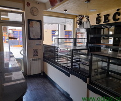 Izdajem lokal u Inđiji u stambenoj zgradi u centru grada.