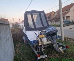 Prodajem camac sa motorom i prikolicom