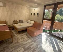 Lepa nova brvnara u Vrdniku se izdaje na dan ili vise